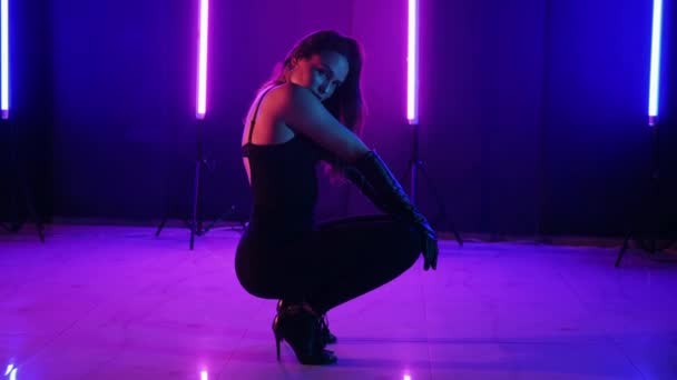 Silhouet Van Een Vrouw Die Danst Onder Neonlicht Levendige Neon — Stockvideo