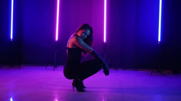 Silhueta Mulher Dançando Sob Luzes Néon Vibrante Neon Iluminado Pista — Vídeo de Stock