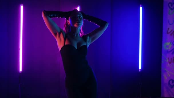 Silueta Mujer Bailando Bajo Luces Neón Vibrante Pista Baile Iluminada — Vídeos de Stock