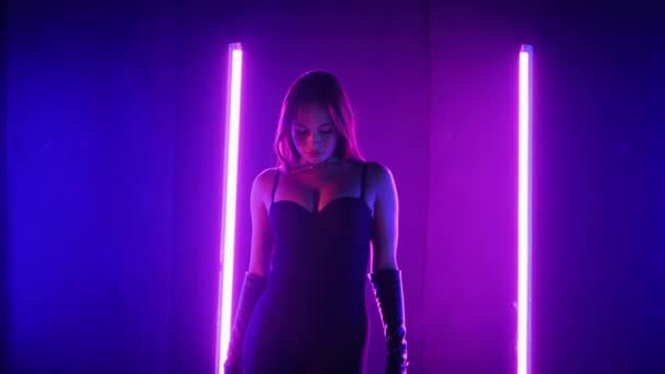 Neon Işıklarının Altında Dans Eden Kadın Silueti Canlı Neon Işıklı — Stok video