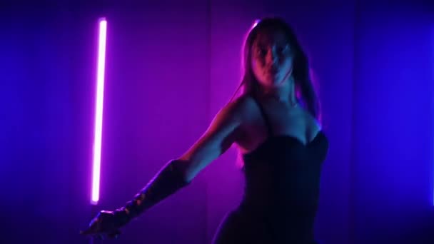 Silhouette Einer Frau Die Unter Neonlicht Tanzt Lebendige Neonbeleuchtete Tanzfläche — Stockvideo