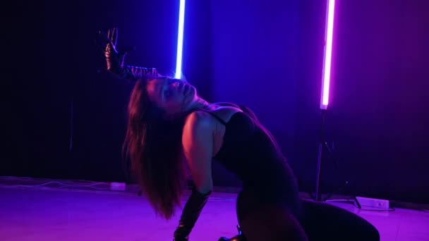 Silhouette Femme Dansant Sous Des Néons Piste Danse Lumineuse Néon — Video