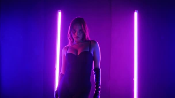 Silhouette Einer Frau Die Unter Neonlicht Tanzt Lebendige Neonbeleuchtete Tanzfläche — Stockvideo