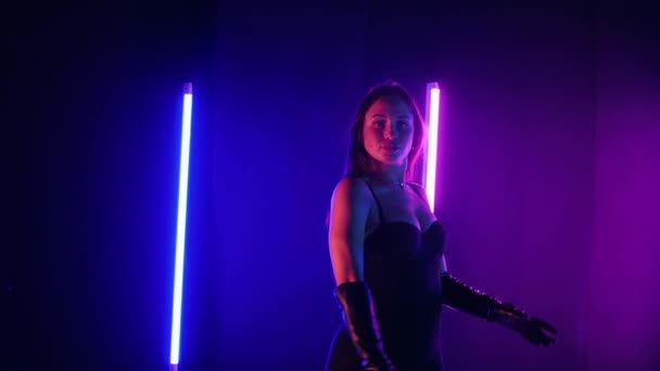 Silhouet Van Een Vrouw Die Danst Onder Neonlicht Levendige Neon — Stockvideo