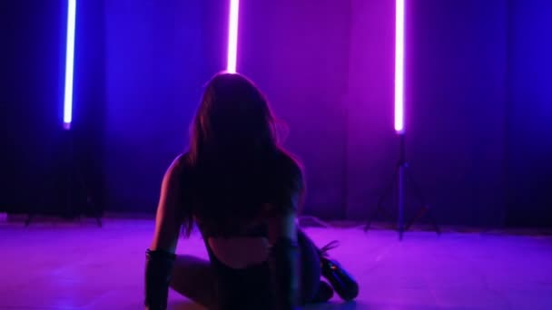 Egy Sziluettje Aki Neon Fények Alatt Táncol Élénk Neon Világítású — Stock videók