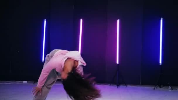 Renkli Neon Işıkların Önünde Dans Eden Kız Enerjik Kız Caz — Stok video
