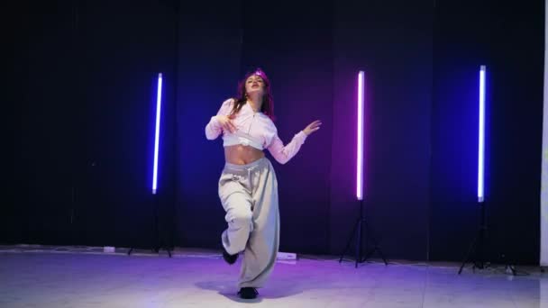 Mädchen Tanzen Vor Bunten Neonlichtern Energetische Mädchen Tanzen Jazz Funk — Stockvideo