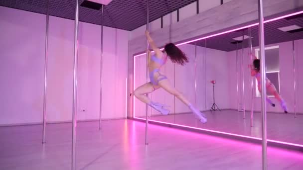 Una Mujer Baila Baile Poste Sensuales Movimientos Baile Capturados Una — Vídeos de Stock