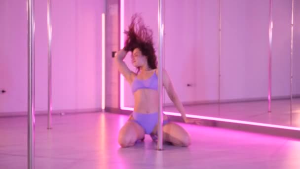 Bir Kadın Direk Dansı Yapıyor Aynalarla Dolu Bir Odada Yapılan — Stok video