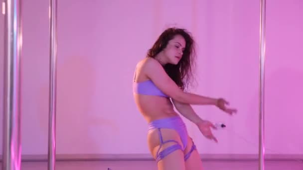 Woman Dances Pole Dance Sensual Dance Moves Captured Room Full — Stock Video