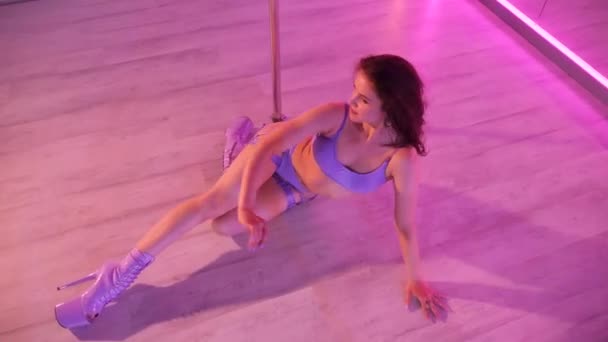 Woman Dances Pole Dance Sensual Dance Moves Captured Room Full — Stock Video