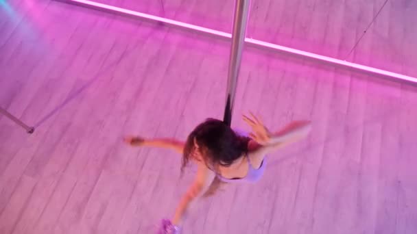 Una Mujer Baila Baile Poste Sensuales Movimientos Baile Capturados Una — Vídeo de stock