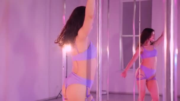 Een Vrouw Danst Een Paaldans Sensuele Danspasjes Vastgelegd Een Kamer — Stockvideo