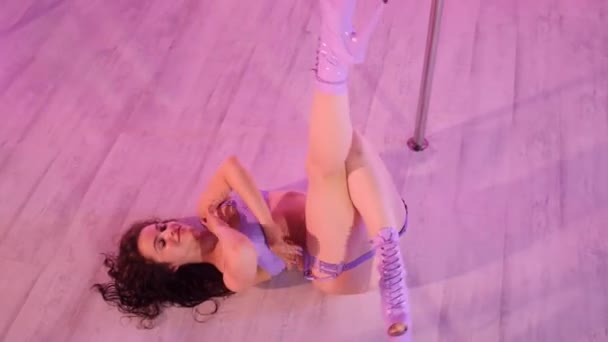 Uma Mulher Dança Uma Dança Pólo Movimentos Dança Sensuais Capturados — Vídeo de Stock