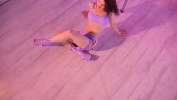 Kobieta Tańczy Taniec Rurze Zmysłowe Ruchy Taneczne Uchwycone Pokoju Pełnym — Wideo stockowe