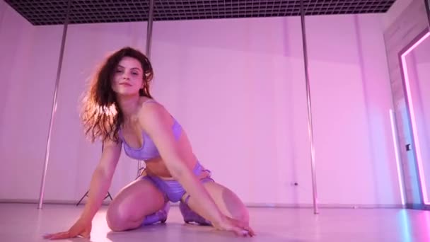 Una Donna Balla Una Pole Dance Mosse Sensuali Danza Catturate — Video Stock