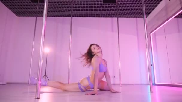 Eine Frau Tanzt Einen Pole Dance Sinnliche Tanzbewegungen Eingefangen Einem — Stockvideo