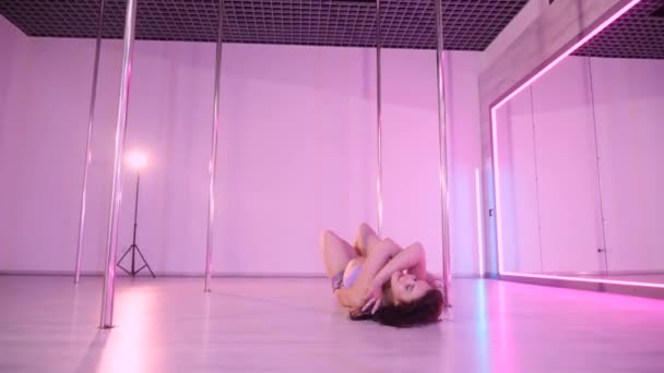 Una Mujer Baila Baile Poste Sensuales Movimientos Baile Capturados Una — Vídeo de stock