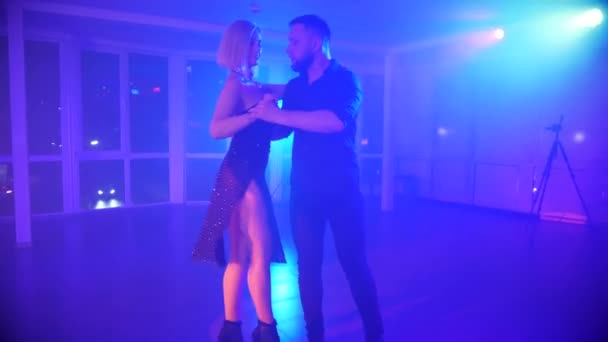 Egy Férfi Egy Elegánsan Tangózik Egy Élénk Partin Két Táncos — Stock videók
