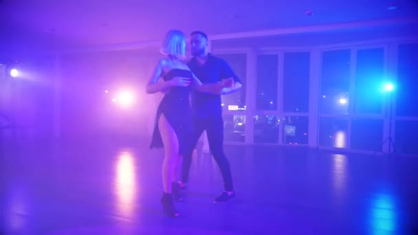 Muž Žena Elegantně Tančí Živé Párty Dva Tanečníci Chyceni Vášni — Stock video