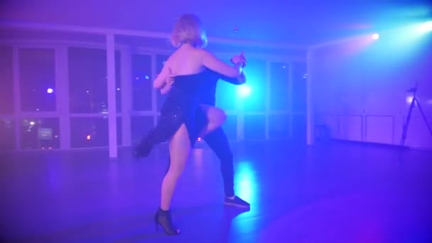 Мужчина Женщина Элегантно Танцуют Оживленной Вечеринке Две Танцовщицы Пойманные Страсти — стоковое видео