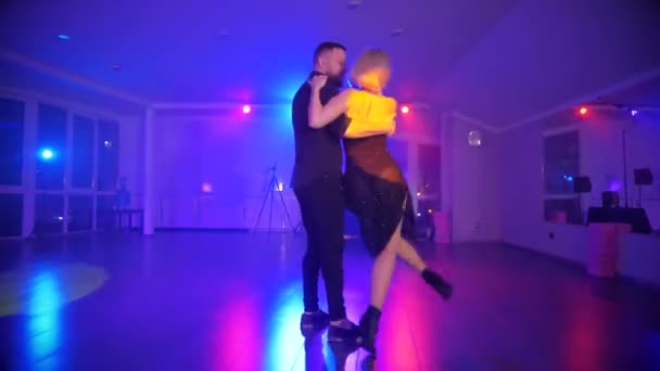 Canlı Bir Partide Zarif Bir Şekilde Tango Yapan Bir Erkek — Stok video