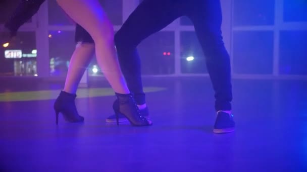 Bacaklar Dans Ediyor Bir Kadın Bir Erkek Seksi Bir Dans — Stok video