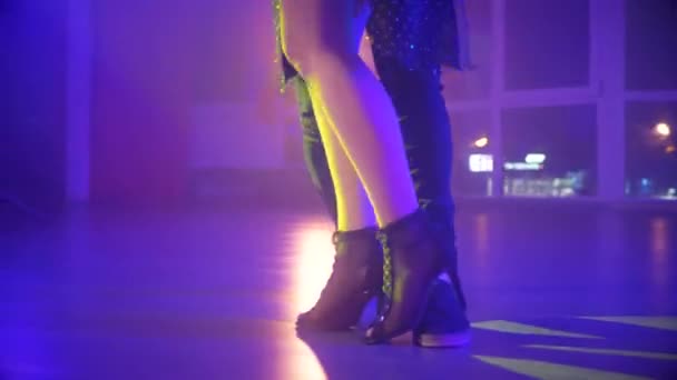 Bacaklar Dans Ediyor Bir Kadın Bir Erkek Seksi Bir Dans — Stok video