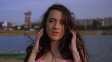 Sahilde dans eden seksi kız. Güzel bir kadın kalçasıyla kumda dans eder. Bikinili seksi kadın. Bikinili genç bir kadın kumların üzerinde enerjik bir dans ediyor..