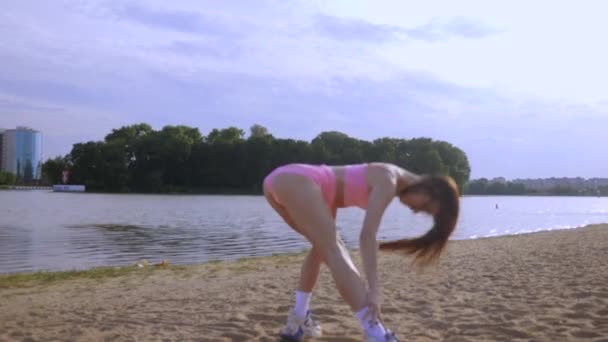 Sexy Holka Tančí Twerk Pláži Krásná Žena Tančí Hýžděmi Písku — Stock video