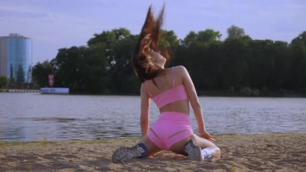 Ragazza Calda Danza Twerk Sulla Spiaggia Una Bella Donna Balla — Video Stock