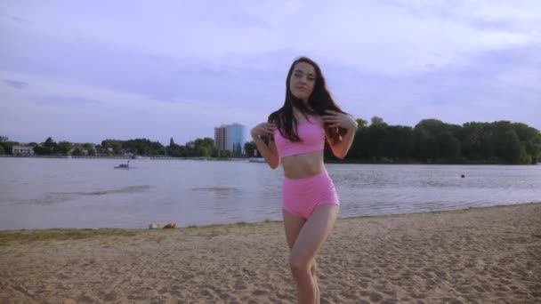 Chica Caliente Bailando Twerk Playa Una Hermosa Mujer Baila Con — Vídeo de stock
