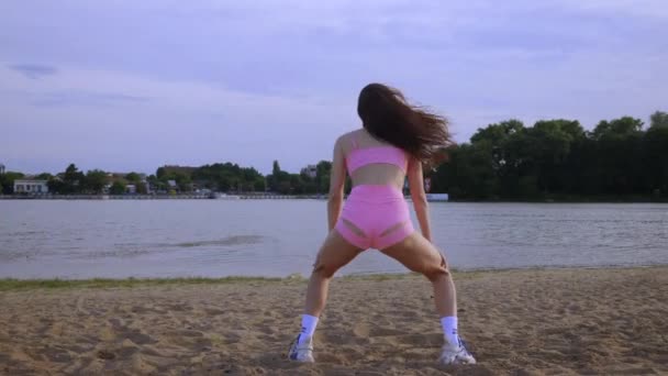 Snygg Tjej Som Dansar Twerk Stranden Vacker Kvinna Dansar Med — Stockvideo