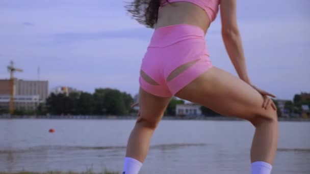 Sexy Holka Tančí Twerk Pláži Krásná Žena Tančí Hýžděmi Písku — Stock video