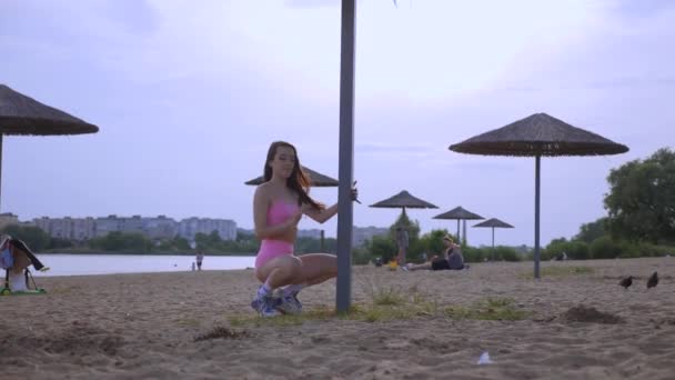 Gorąca Dziewczyna Tańczy Twerk Plaży Piękna Kobieta Tańczy Pośladkami Piasku — Wideo stockowe