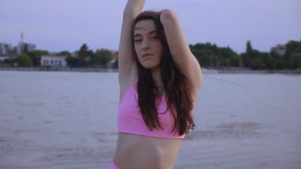 Menina Quente Dançando Twerk Praia Uma Linda Mulher Dança Com — Vídeo de Stock