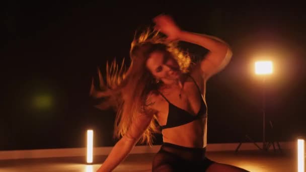 Sexy Woman Dancing Seductive Dance Dancer Girl Big Ass Dances — стокове відео