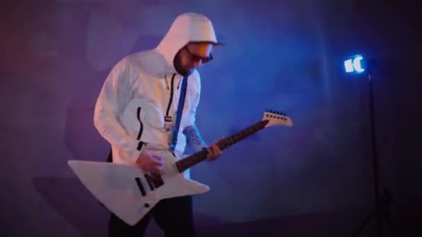 Homme Joue Guitare Électrique Studio Drive Guitariste Musicien Joue Rock — Video