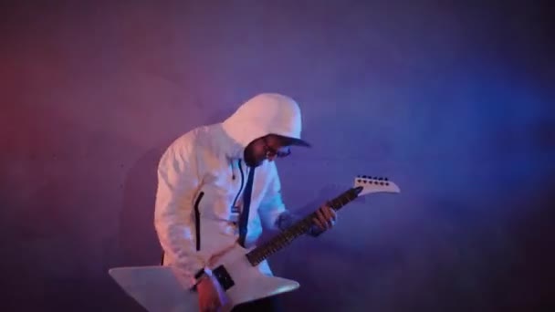 Homme Joue Guitare Électrique Studio Drive Guitariste Musicien Joue Rock — Video