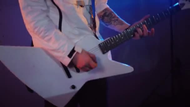 Homem Toca Guitarra Elétrica Estúdio Drive Músico Guitarrista Toca Rock — Vídeo de Stock