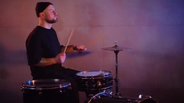 Een Man Drumt Studio Rijden Muzikant Drummer Koel Speelt Rock — Stockvideo