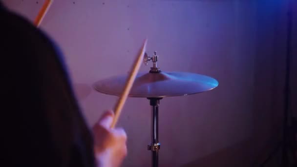 Stüdyoda Bir Adam Davul Çalıyor Sürücü Müzisyen Davulcu Soğukkanlılıkla Davulda — Stok video