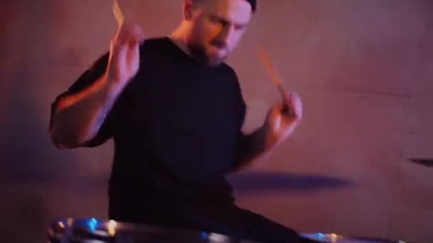 Stüdyoda Bir Adam Davul Çalıyor Sürücü Müzisyen Davulcu Soğukkanlılıkla Davulda — Stok video