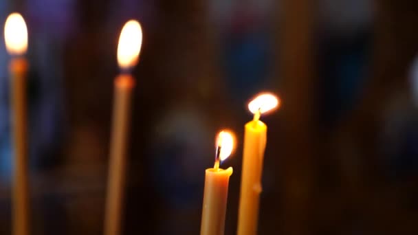 Σειρά Από Αναμμένα Κεριά Μια Αμυδρά Φωτισμένη Εκκλησία Ζεστή Λάμψη — Αρχείο Βίντεο