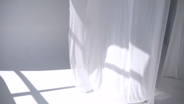 Weißer Transparenter Stoff Flattert Wind Lange Weiße Vorhänge Einem Hellen — Stockvideo