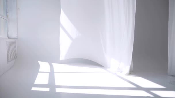 Білі Прозорі Тканини Вітрі Довгі Білі Штори Яскравій Студії Тільки — стокове відео