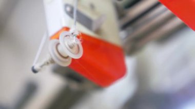 Arabalarda kumaş dokuma. Fabrikadaki ipliklerden kumaş üretimi. Tekstil fabrikası endüstrisi. Kumaş yapan makineler. Fabrikada iplik döndürme makinesi. Endüstriyel iplik dönüyor. Fabrika ortamında otomatik iplik üretimi