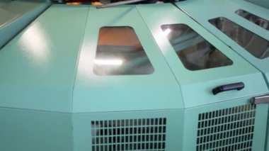 Arabalarda kumaş dokuma. Fabrikadaki ipliklerden kumaş üretimi. Tekstil fabrikası endüstrisi. Kumaş yapan makineler. Fabrikada iplik döndürme makinesi. Endüstriyel iplik dönüyor. Fabrika ortamında otomatik iplik üretimi