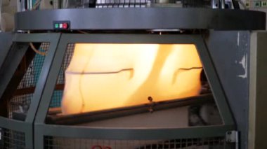 Arabalarda kumaş dokuma. Fabrikadaki ipliklerden kumaş üretimi. Tekstil fabrikası endüstrisi. Kumaş yapan makineler. Fabrikada iplik döndürme makinesi. Endüstriyel iplik dönüyor. Fabrika ortamında otomatik iplik üretimi