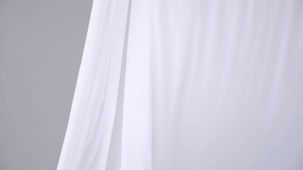Белая Прозрачная Ткань Трепещет Ветру Длинные Белые Шторы Яркой Студии — стоковое видео